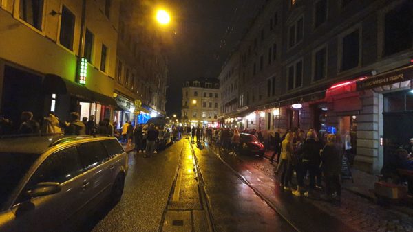 Das Bermudadreieck war gegen Mitternacht trotz Nieselregen gut besucht.