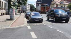 Links Fußweg in Radweg-Optik, rechts Radweg in Parkplatzoptik