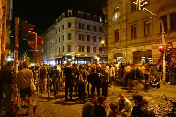 Die schiefe Ecke, auch als Krawalle, soziale Ecke oder Musikhaus-Lounge bekannt, kurz vor Mitternacht.