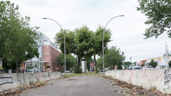 Trotz der vielen Bäume lädt die Hansastraße wenig zum Flanieren ein. Ihren Zweck erfüllt sie allemal.