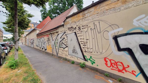 Mehrfach wurde die Friedhofsmauer vergeblich übertüncht.