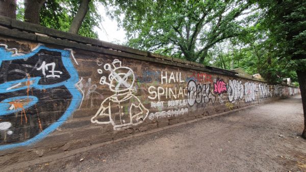 Auch die Sandsteinmauer des Friedhofes an der Conradstraße ist voller Graffiti.