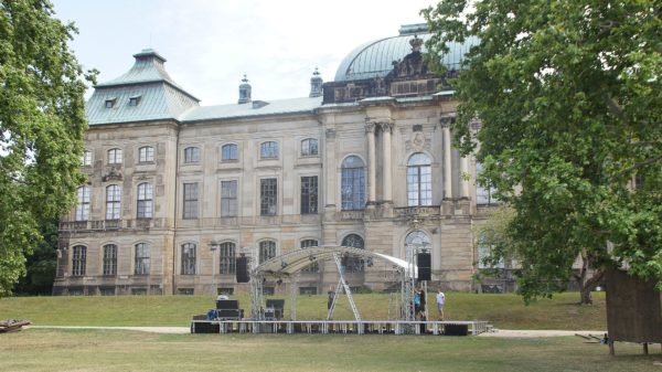 Der Aufbau läuft. Am 17. Juli startet der Palais Sommer.