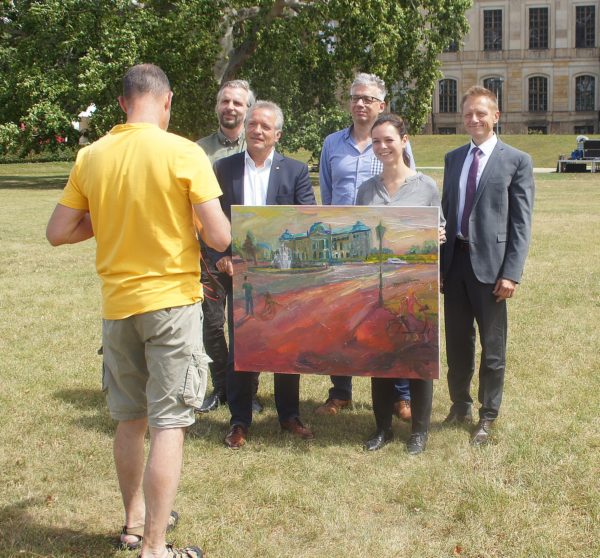 Nils Hiller, Jens Köhler, Jörg Polenz, Nele Ellen Loeper und Dr. René Naumann werden für das Foto arrangiert. 