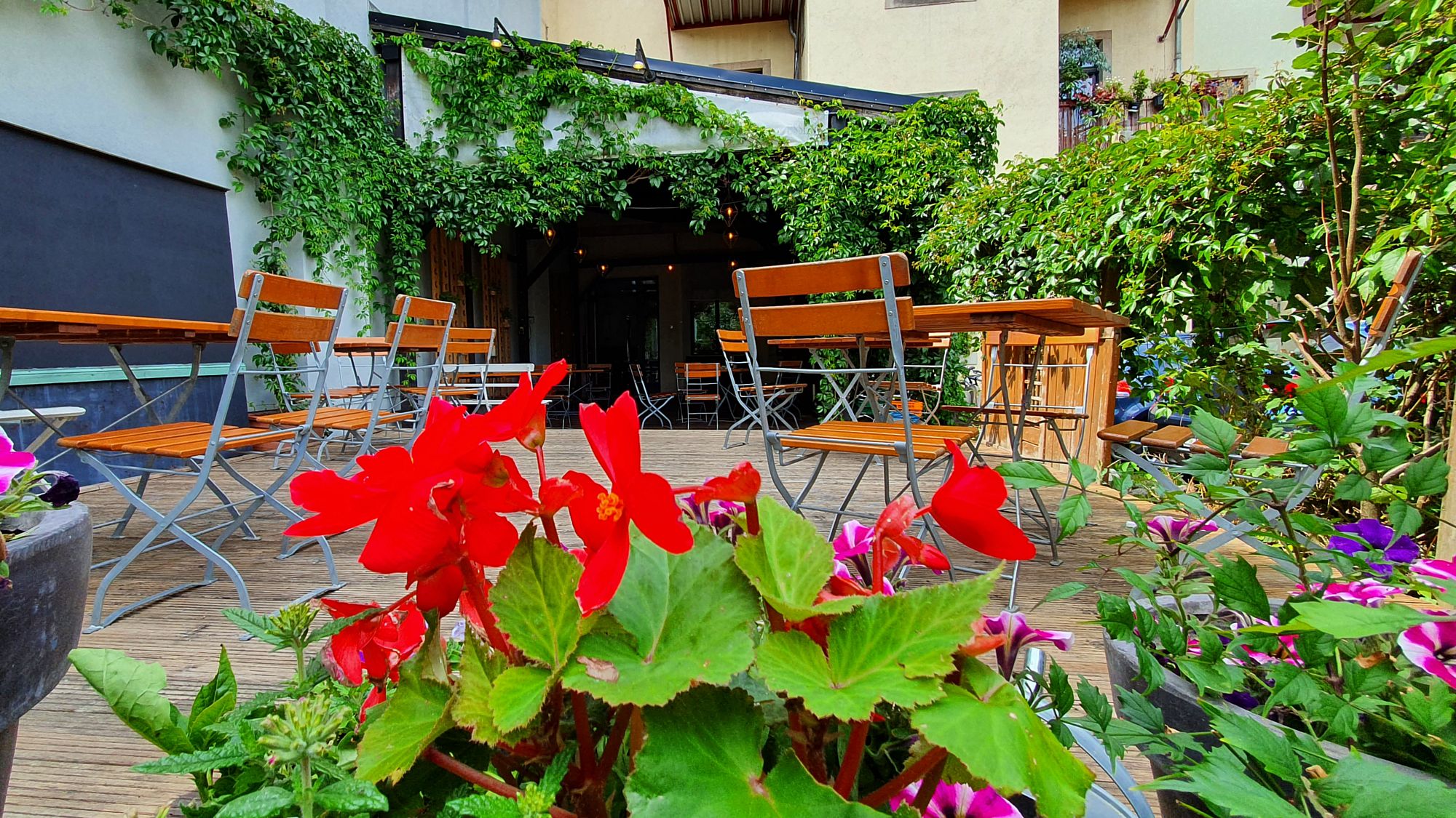 Der Garten im Neuf-Neuf wartet schon auf Gäste.