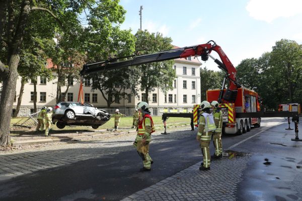 Mit einem Kran wurde das Auto von der Feuerwehr geborgen: Foto: Roland Halkasch