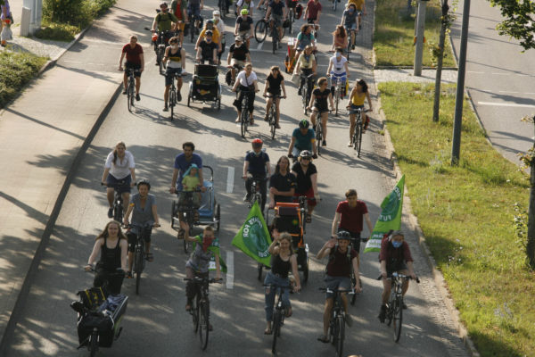 Zahlreiche Radfahrer*innen protestieren am freitag für mehr ÖPNV und besseren Radverkehr