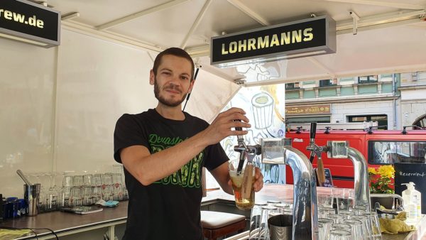 Florian Gruber zapft Universitäts-Bier.