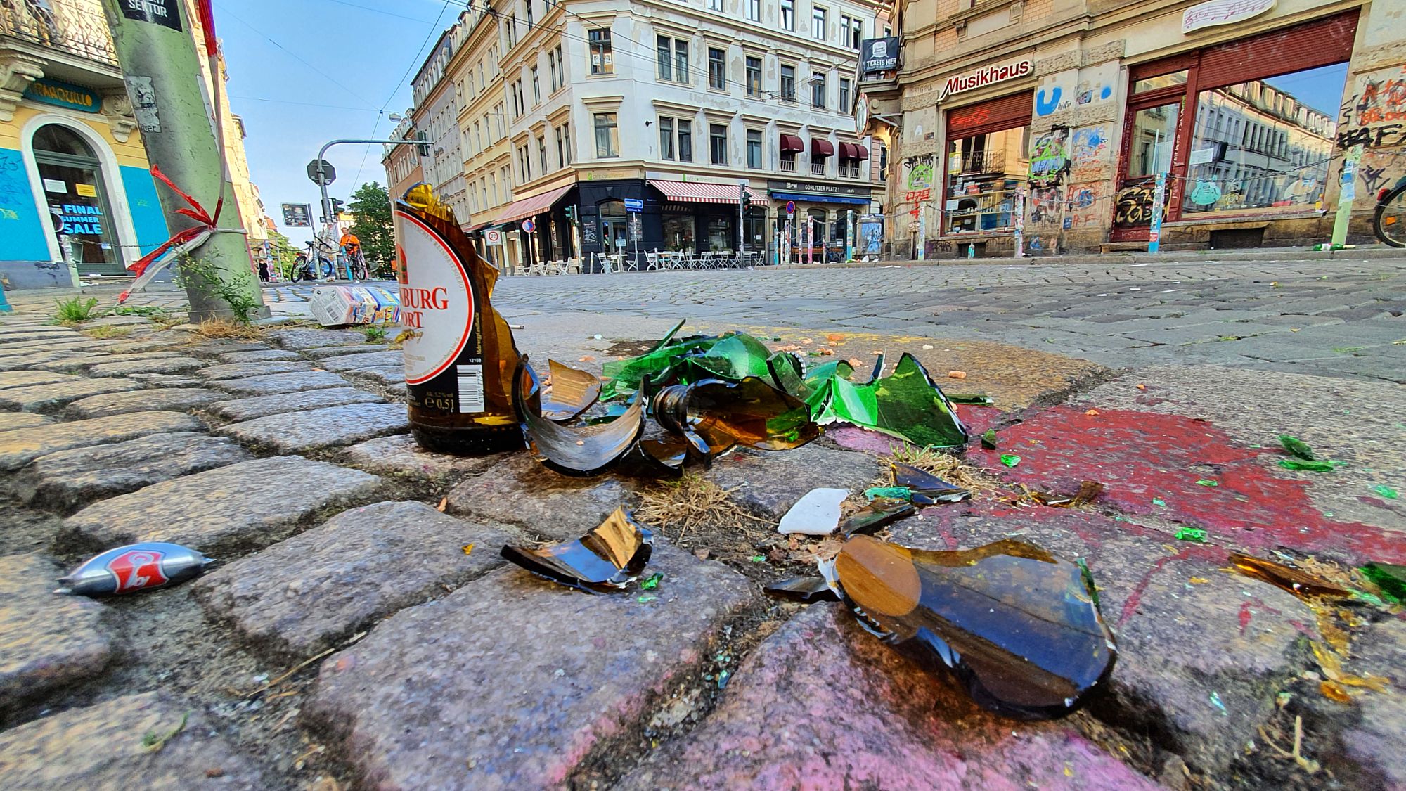 Bierflaschenreste an der Ecke