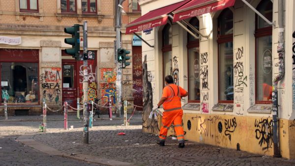 Die unzerstörten Flaschen werden eingesammelt.