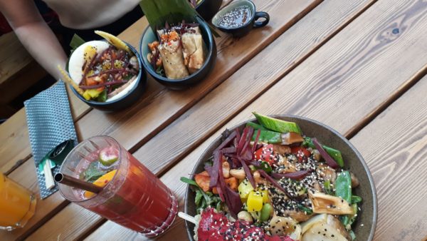 Vegan Bowl  (unten) und die zwei kleine Vegan Spring Rolls und ein Vegan Burger.