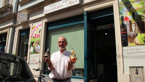 Wie schmeckt es? Dmitri Jampolski mit russischem Bier vor dem Karussell.