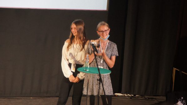 Henriette und Elisabeth bastelten den schönsten Award. Foto: Philine