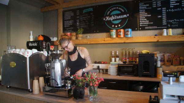 Josi mit neuer Maschine. Ab Oktober braucht der Kafétraum eine neue Bleibe. Foto: Philine