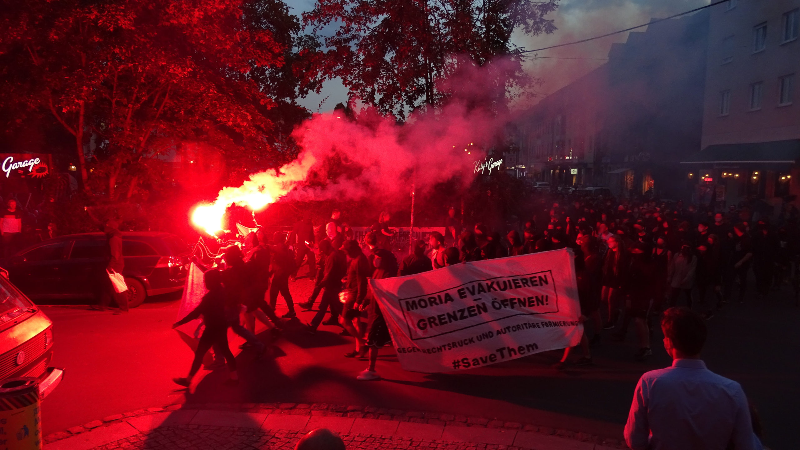 Demo mit reichlich Pyrotechnik