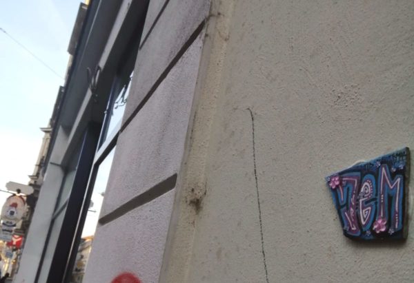 Jem an der Wand.