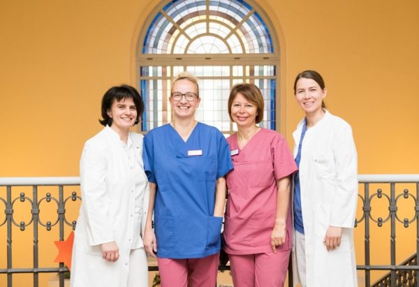 Das Geburtshilfe-Team am Diakonissenkrankenhaus Dresden: (von links) Chefärztin Ágnes Zirkel, Stationsleiterin Yvonne Schultze, Leitende Hebamme Steffi Gülzow und Dr. med. Anna Treptow, Leitende Oberärztin der Neonatotologie - Foto: Diakonissenkrankenhaus