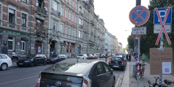 Trotz Halteverbot war die Bikelane anfangs komplett zugeparkt.