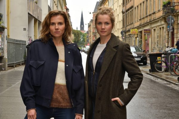 Ermittlerinnen Karin Gorniak (Karin Hanczewski) und Leonie Winkler (Cornelia Gröschel) auf der Alaunstraße - Drehstart für zwölften Dresden-Tatort "Pavlovs Köter" (Arbeitstitel) - Foto: MDR/Hardy Spitz