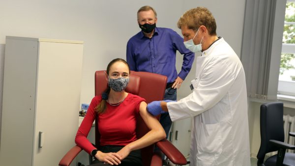 Gesundheitsbürgermeisterin Kristin Kaufmann (Linke) und Ordnungsbrügermeister Detlef Sittel (CDU) haben sich von Dr. Stefan Borisch im Städtischen Klinikum Dresden impfen lassen. Foto: Sabine Hunger