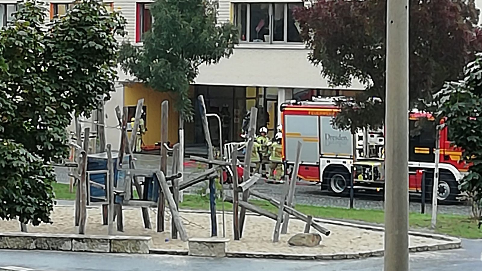 Großer Einsatz für die Kleinen - Die Feuerwehr übte am Freitag einen Einsatz an der 148. Grundschule - Foto: Kathrin