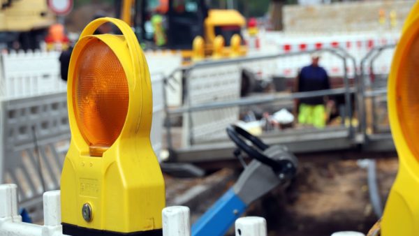 Baustelle an der Erna-Berger-Straße - die Leitungen saniert die Drewag gleich mit. Die Baustelle soll bis zum 20. Oktober fertig sein.