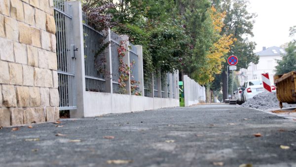 Der neue Gehweg muss noch gekehrt werden.