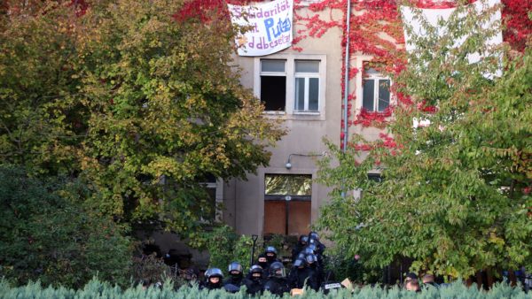 Kurz vor 10 Uhr waren alle Barrikaden weggeräumt und die Polizei sicherte das leere Haus.