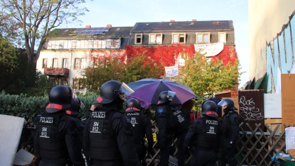 Kurz vor 9 Uhr bereitete sich die Polizei vor, in das Grundstück einzudringen.