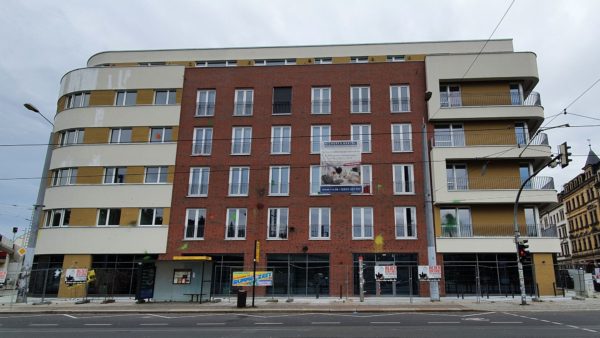 Dieser Neubau am Bischofsplatz wurde mit Farbbeuteln beworfen.