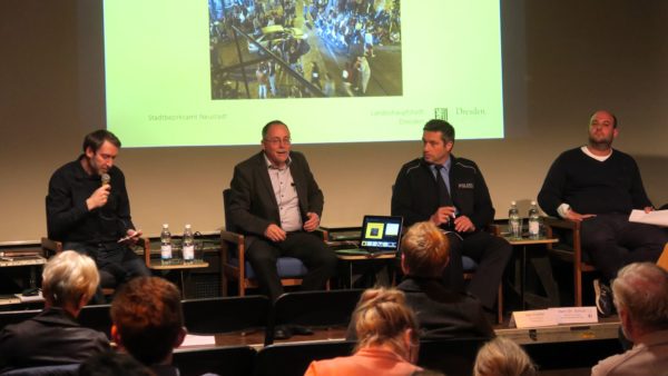 Moderator Sören Rogoll, Stadtbezirksamtsleiter André Barth, Revierleiter Sven Fischer und Johannes Schulz vom Kriminalpräventiven Rat Dresden