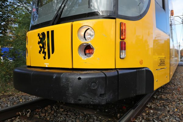 Auch die Straßenbahn wurde leicht beschädigt.