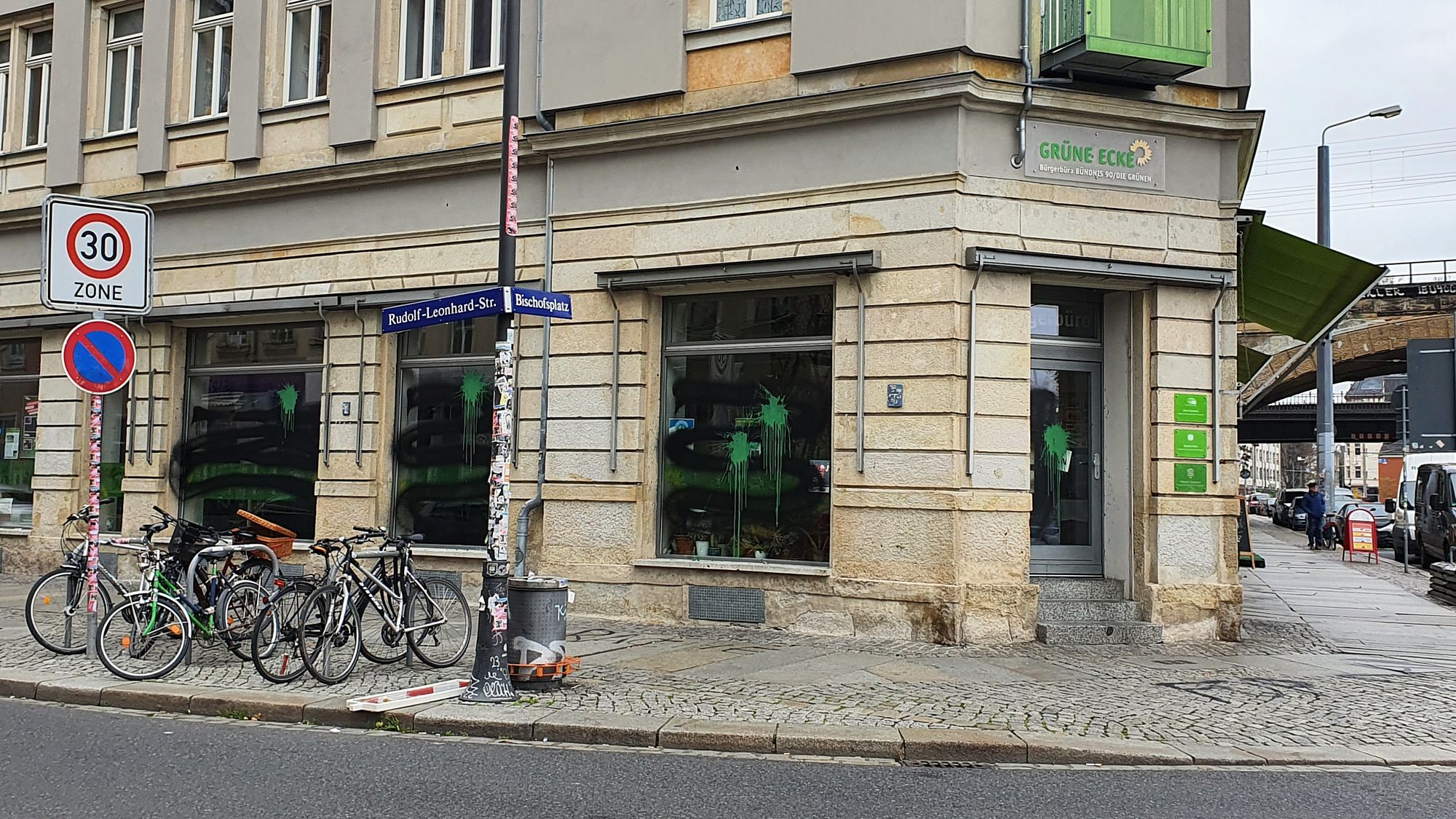 Die Fenster wurden mit grüner und schwarzer Farbe beschmiert.