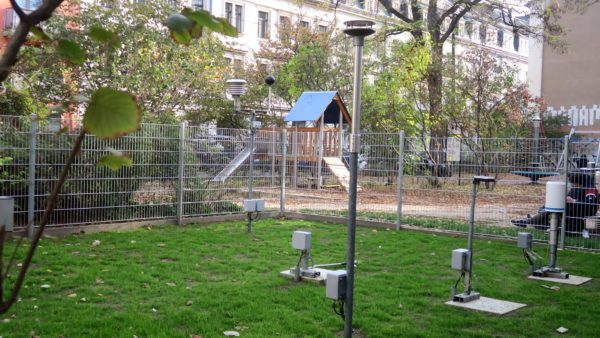 Die neue Wetterstation befindet sich unmittelbar neben dem Spielplatz.