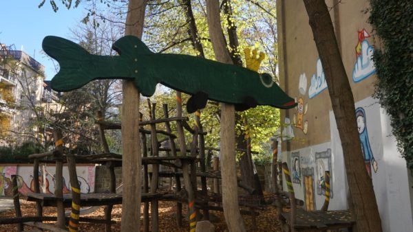 Ungewöhnlicher Lebensraum für den zweiten Hecht: ein Spielplatz.