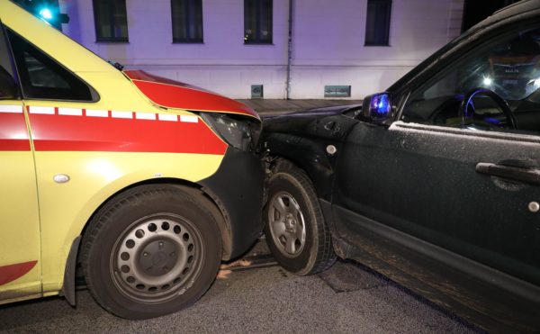 Es entstand Sachschaden und der Verkehr musste umgeleitet werden, verletzt wurde niemand. Foto: Roland Halkasch