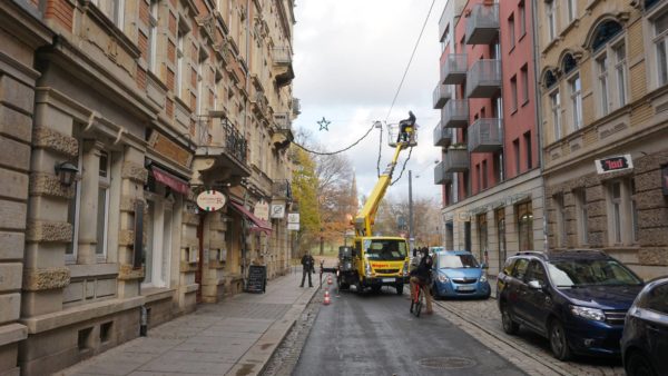 Die Alaunstraße bekommt ihre erste Lichterkette.