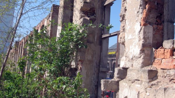 Früher stand entlang der Friedrich-Wolf-Straße eine Häuserzeile, die um die Jahrtausendwende abgetragen wurde, das Foto entstand 2009.