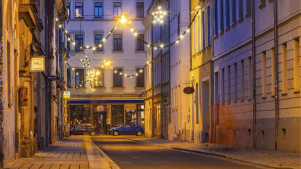 Auch in der kurzen Martin-Luther-Straße leuchtet es.