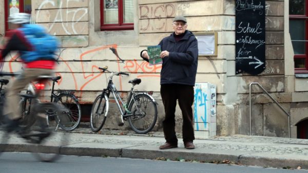 Joachim Schuster mit seinem neuen Buch vorm Stadtteilhaus.