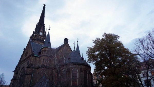 Die Kirche dominiert den Platz - Foto: Jonas Breitner