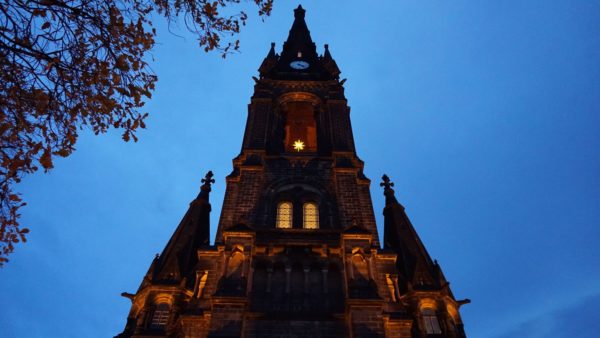 Am Abend strahlt sie wohlige Wärme aus, die Martin-Luther-Kirche - Foto: Jonas Breitner