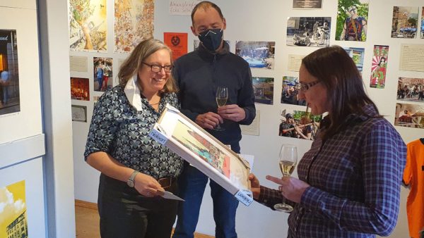 Der Vorstand des Stadtteilhaus Dresden Ulla Wacker und Stephan Wild dankten Anett Lentwojt für ihre Arbeit.