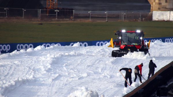 Mit Pistenbullis und Schaufeln wird der Schnee zur Skipiste