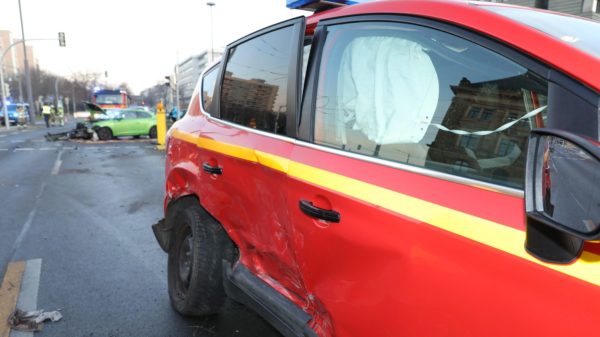 Unfall mit Feuerwehr - Foto: Roland Halkasch