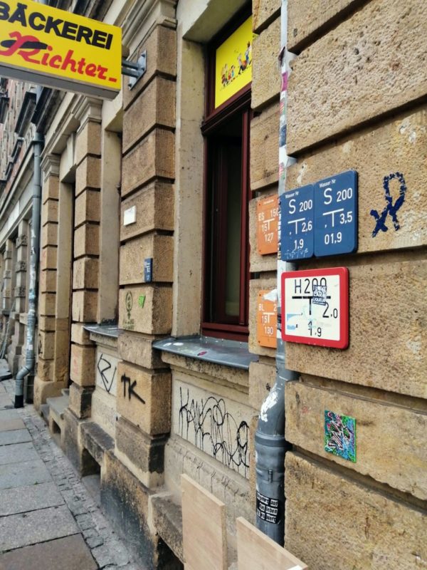 Die Fliese befindet sich an einer Bäckereifiliale auf der Alaunstraße