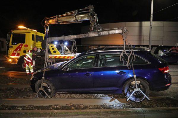 Mit einem Abschleppwagen wurde der PKW schließlich geborgen. Foto: Roland Halkasch