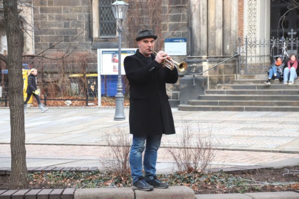 Der singende, klingende Preibisch mit Blasinstrument.