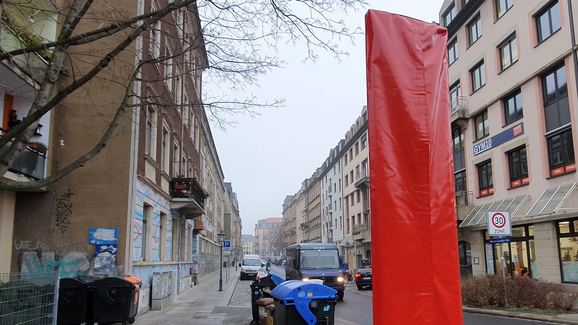 Das Schild muss noch enthüllt werden an der Martin-Luther-Straße