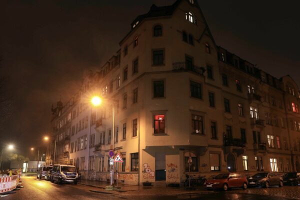 Die Fahrzeuge wurden auf der Lößnitzstraße beschmiert. Foto: Tino Plunert